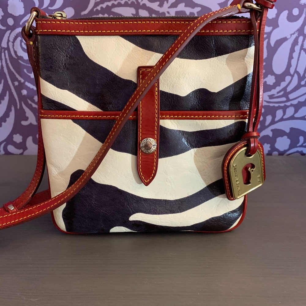 Dooney and Bourke zebra crossbody🌻